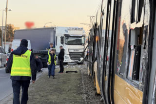 Zderzenie ciężarówki z tramwajem i potrącenie na torowisku; utrudnienia w kursowaniu tramwajów