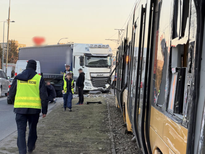 Zderzenie ciężarówki z tramwajem i potrącenie na torowisku; utrudnienia w kursowaniu tramwajów