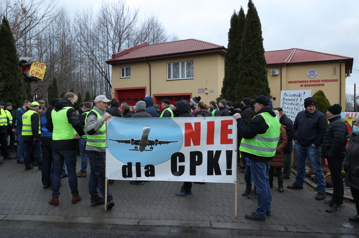 Awantura o lokalizację CPK. Mieszkańcy przyszli z kupą gnoju i jajkami 