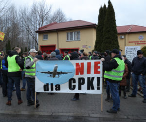 Awantura o lokalizację CPK. Mieszkańcy przyszli z kupą gnoju i jajkami 