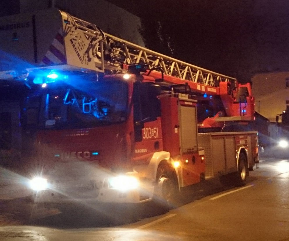 ŁÓDŹ: Tragiczny pożar przy ul. Abramowskiego. Strażacy znaleźli ciało