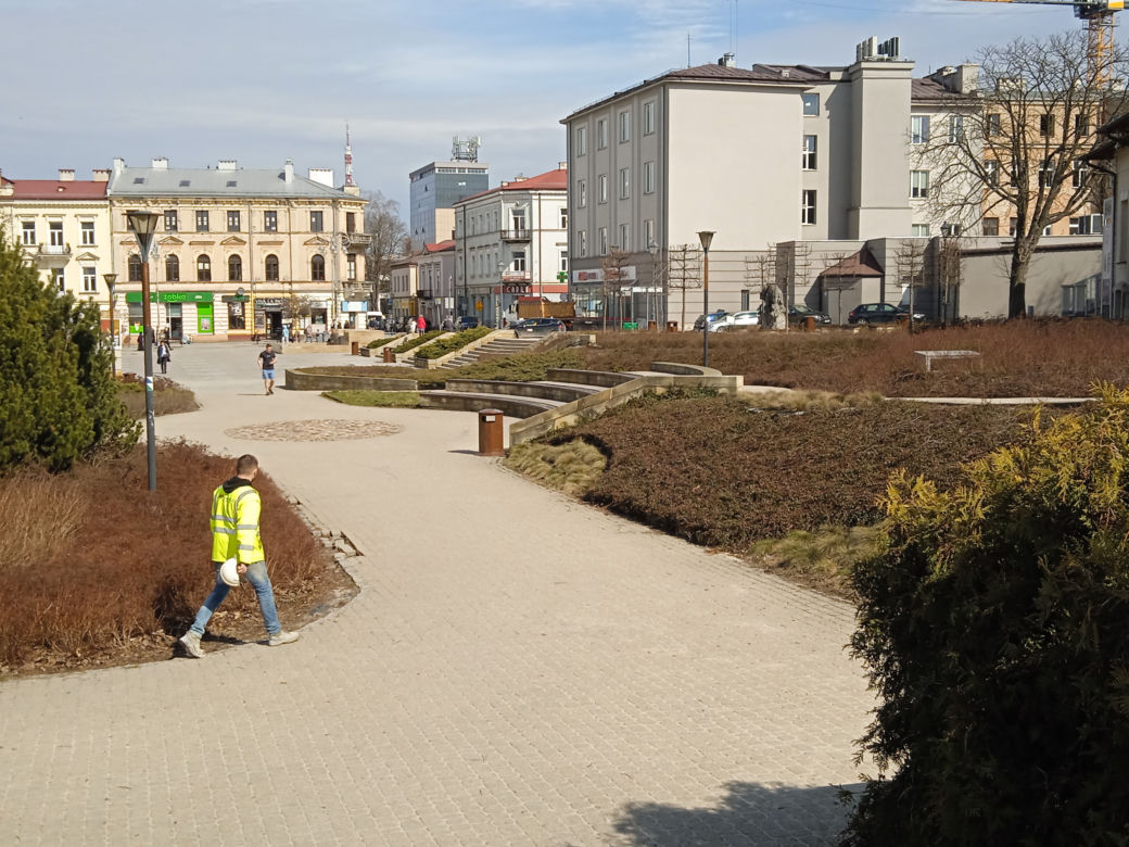 Wiosna w Kielcach. Coraz więcej zieleni i spacerowiczów w parku miejskim