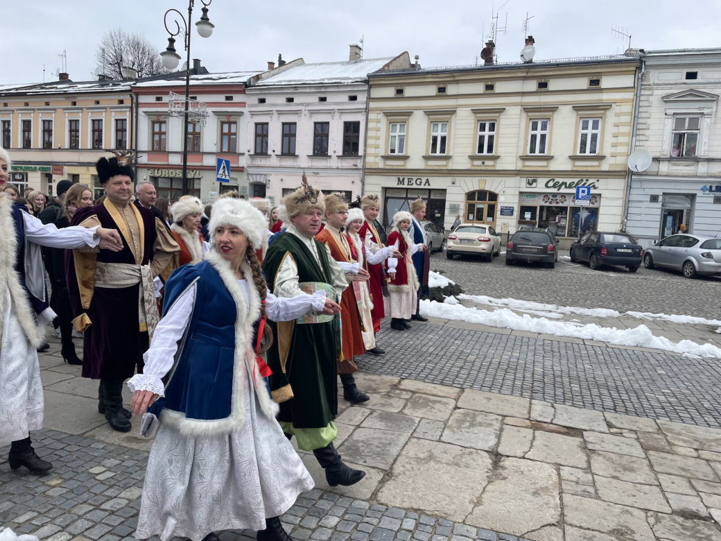 Maturzyści zatańczyli na Rynku poloneza
