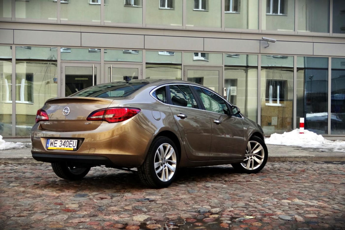 Opel Astra Sedan (Astra J)