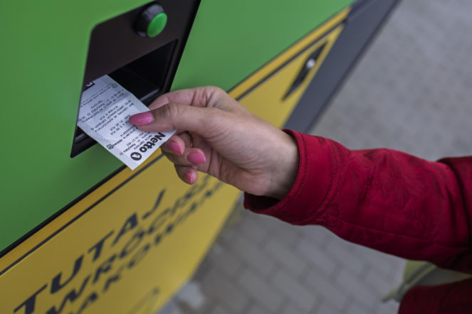 Koniec z noszeniem butelek. Kurier odbierze je od ciebie z domu