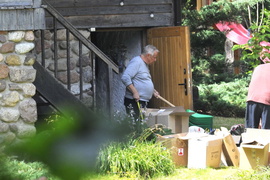 Marek Kondrat sprząta śmieci na działce na Mazurach