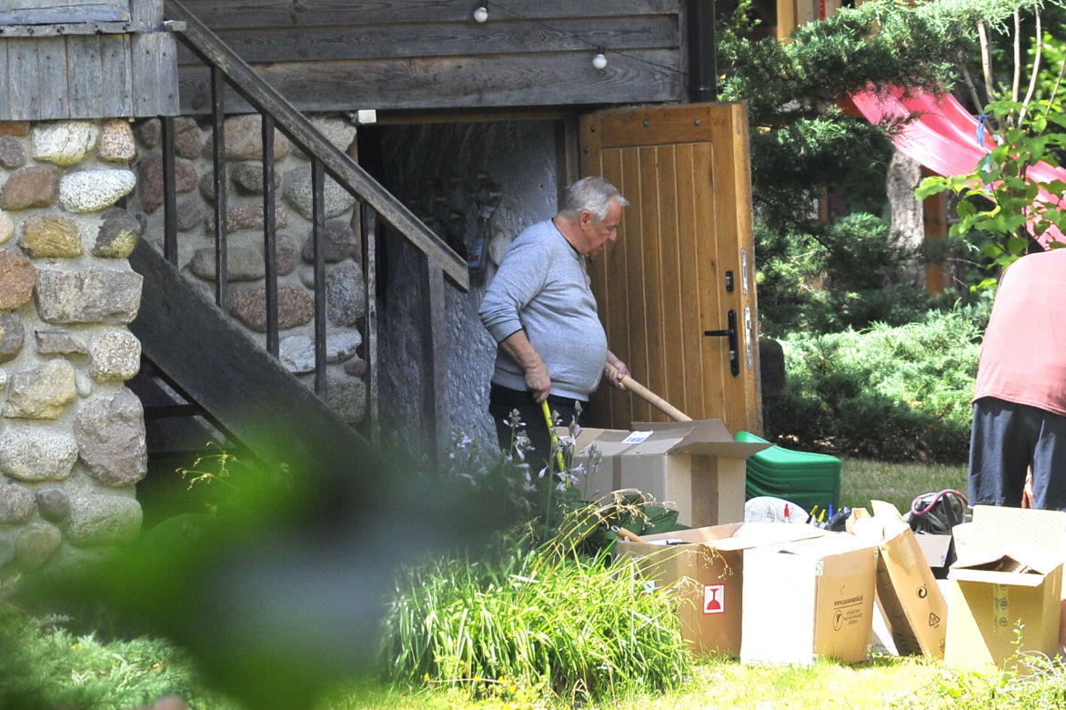 Marek Kondrat sprząta śmieci na działce na Mazurach