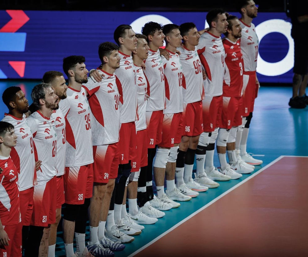 Reprezentacja Polski siatkarzy stoi w rzędzie podczas hymnu na ME. O terminarzu kadry przeczytasz na SE Supersport.