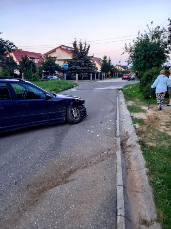 Pościg ulicami Tarnowa i regionu za naćpanym kierowcą. Wylądował na ogrodzeniu domu 