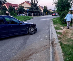 Pościg ulicami Tarnowa i regionu za naćpanym kierowcą. Wylądował na ogrodzeniu domu 
