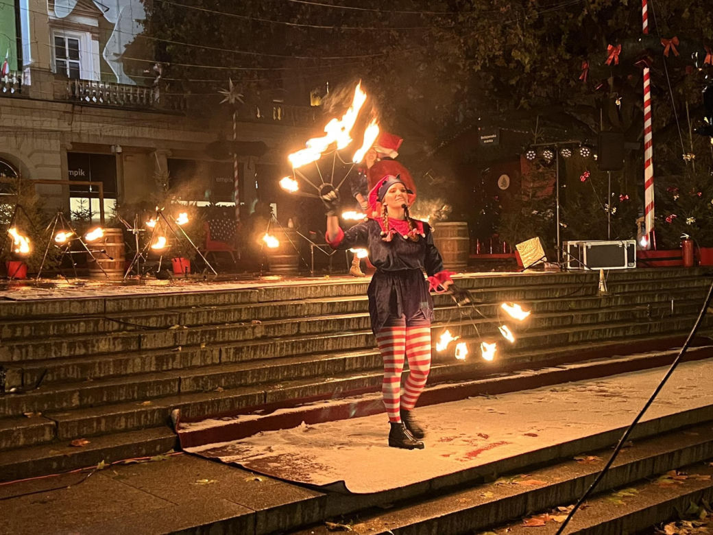 Betlejem Poznańskie 2023. Zimowe Fire Show na placu Wolności w Poznaniu