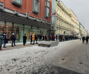 Kolejki przed cukierniami w Poznaniu