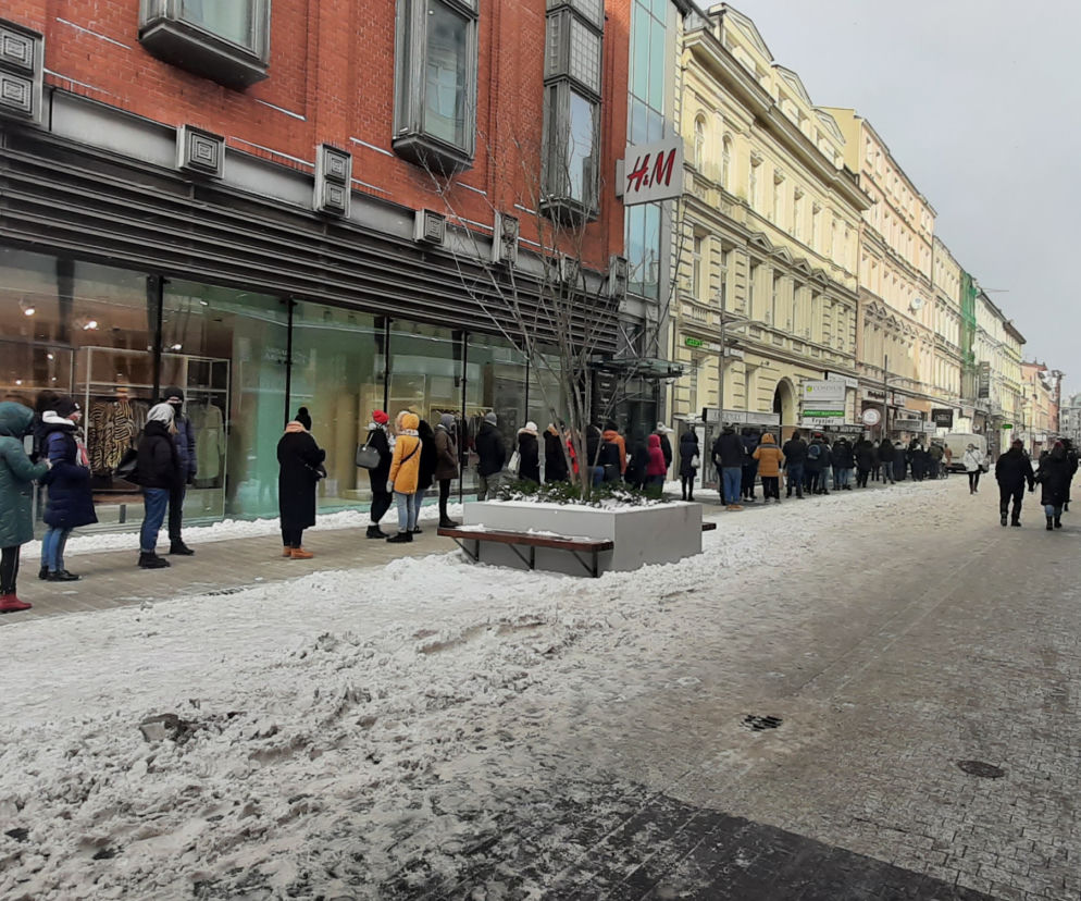 Kolejki przed cukierniami w Poznaniu