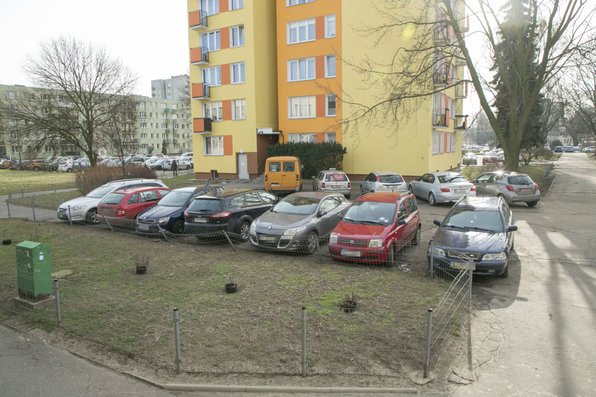Słoikami rzucali w samochody