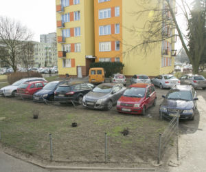 Słoikami rzucali w samochody