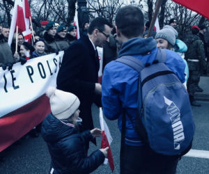 Oświadczył się na Marszu Niepodległości. Premier Mateusz Morawiecki pogratulował zaręczyn