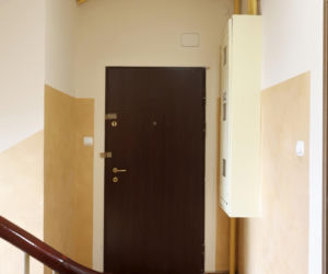 Nożem zaatakował kobietę w mieszkaniu na Śródmieściu. Trafił do szpitala psychiatrycznego