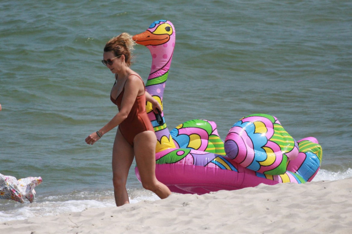 Anna Kalczyńska pojawiła się na plaży z dmuchanym ptakiem