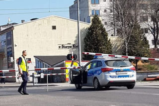 O krok od tragedii! Tym razem policyjny radiowóz. Wypadek w Puszczykowie niektórych nic nie nauczył!