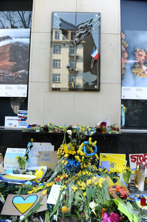 Warszawiacy, w geście solidarności, składają kwiaty pod ambasadą Ukrainy.