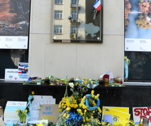 Warszawiacy, w geście solidarności, składają kwiaty pod ambasadą Ukrainy.