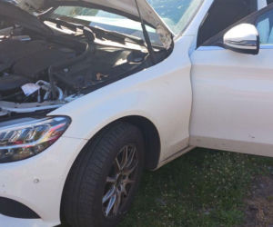 Drogie auta w dziupli. Na posesji w powiecie górowskim policjanci znaleźli skradzione osobówki 