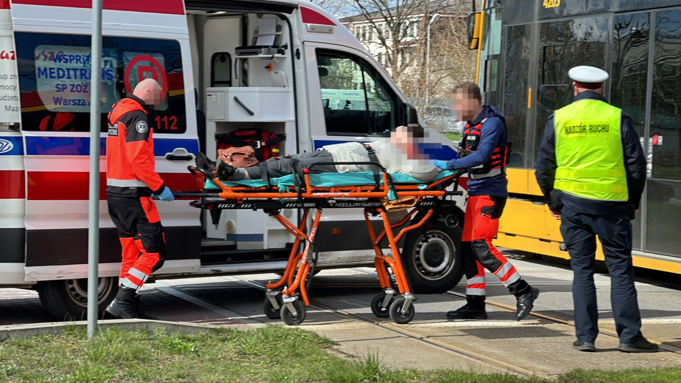 Zalana krwią pasażerka tramwaju. Makabryczny wypadek na warszawskiej Białołęce