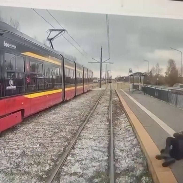 Łódź. Przerażające wypadki z udziałem pieszych. Jest wideo nagranie z tramwaju [ZDJĘCIA].