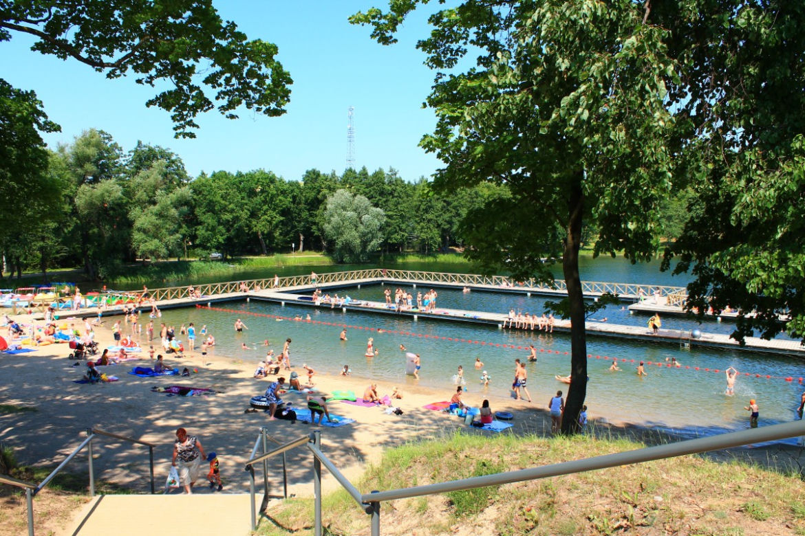 Plaża miejska nad jeziorem Ołów w Rynie 