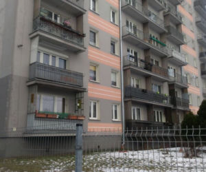 Martwa kobieta w mieszkaniu, jej mąż wyskoczył z balkonu na oczach policji! Horror w Kielcach