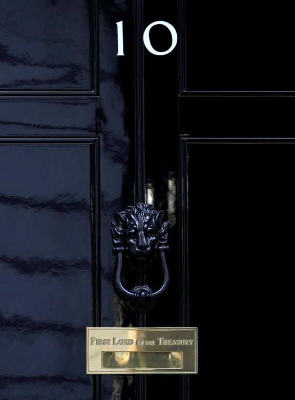 Boris Johnson skompromitowany. Imprezy, "winne piątki", wybryki jego ludzi. Musi odejść?
