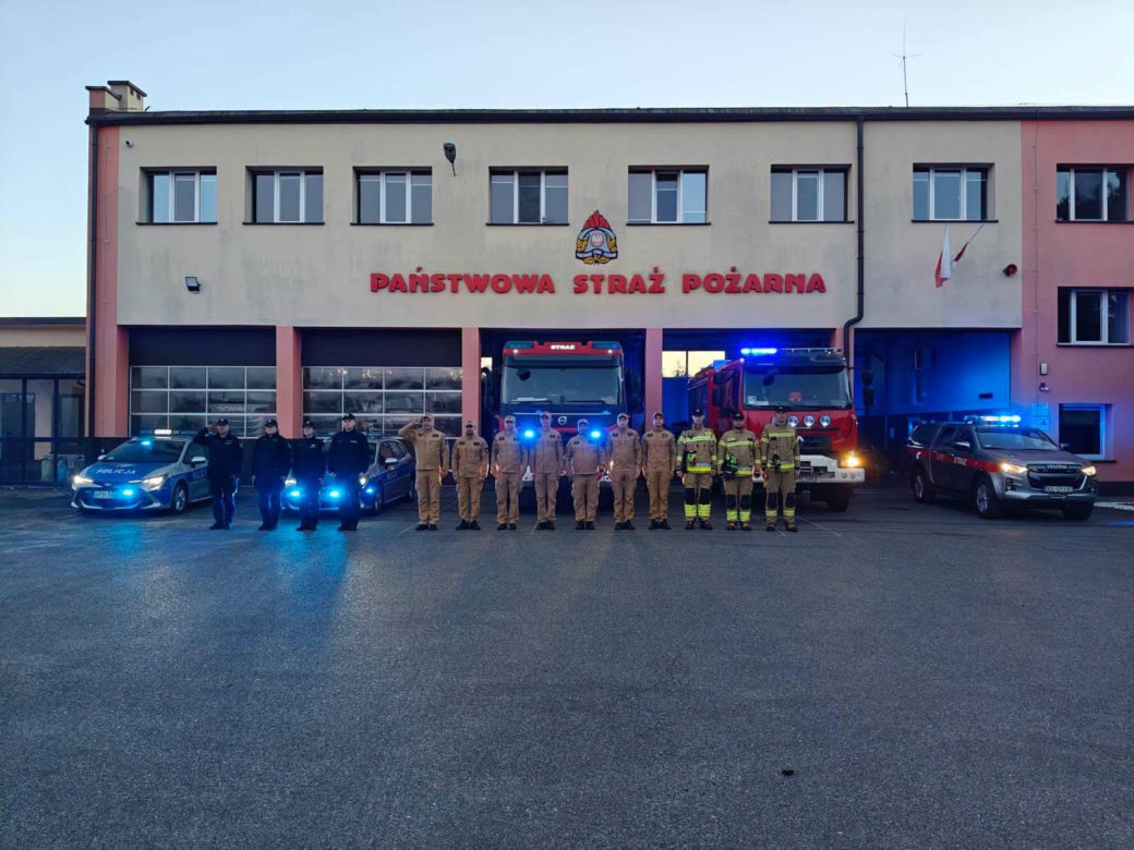 Strażackie syreny zawyły dla poległych kolegów. Żegna ich cała Polska