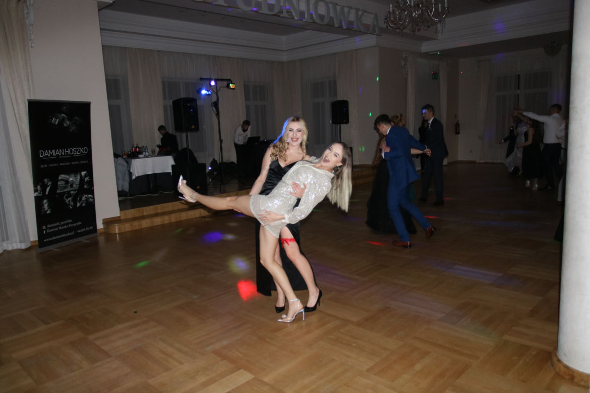 Zabawa studniówkowa Technikum nr 10 w Rzeszowie. Tak bawili się tegoroczni maturzyści [GALERIA]