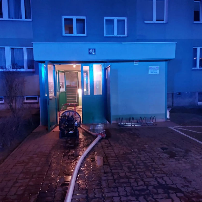 Przez rupiecie na korytarzu mogli stracić życie. Szafki i sztuczna choinka zajęły się ogniem. Potworny pożar w Legionowie