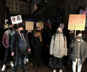 Protest przeciwko kardynałowi Stanisławowi Dziwiszowi w Krakowie