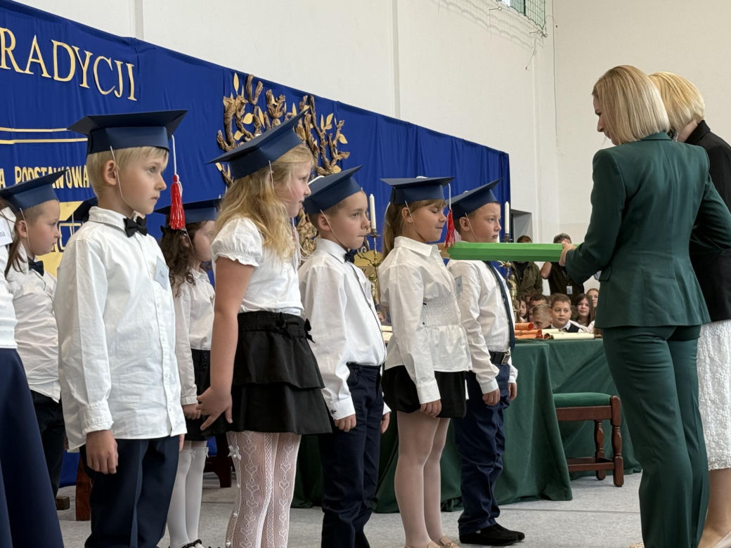 Pierwsza Dama uczciła z uczniami 100 lat od nadania imienia Stefana Batorego Szkole Podstawowej w Liwie