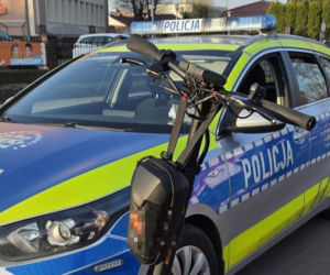 Nietypowy pościg. Para nastolatków na hulajnodze uciekała przed policją