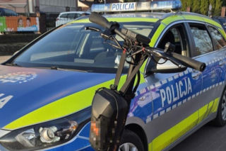 Nietypowy pościg w Lesznie. Para nastolatków na hulajnodze uciekała przed policją
