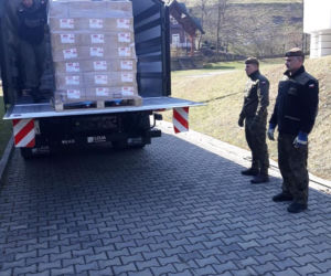 Koronawirus. Terytorialsi przywieźli żywność do Rytra. NIE KAŻDY mieszkaniec z niej skorzysta