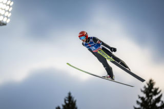 PŚ w skokach w Vikersund opóźniony. Co stało się z Kacprem Tomasiakiem?