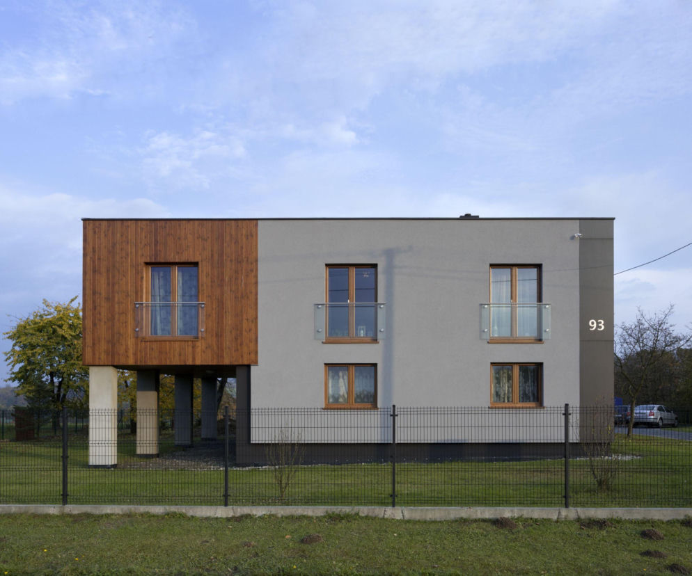 Dach domu kostki. Kiedy wystarczy naprawa, a kiedy konieczna jest wymiana? 