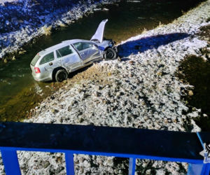 Samochód wpadł do rzeki. Trzy osoby trafiły do szpitala