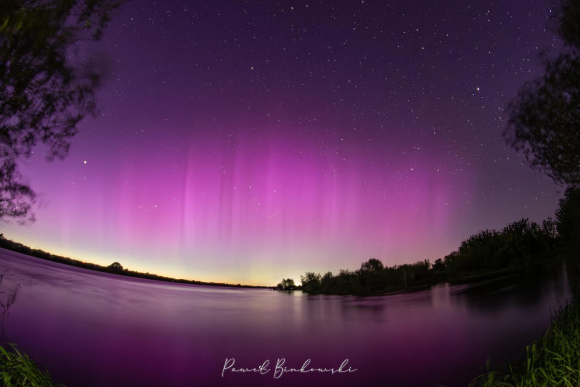 Tak wyglądała zorza polarna na niebie między Bydgoszczą a Toruniem. Miłośnicy astronomii zrobili niesamowite zdjęcia! 