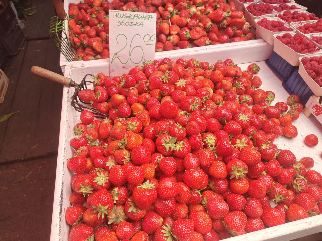Ceny truskawek na Starym Kleparzu w Krakowie