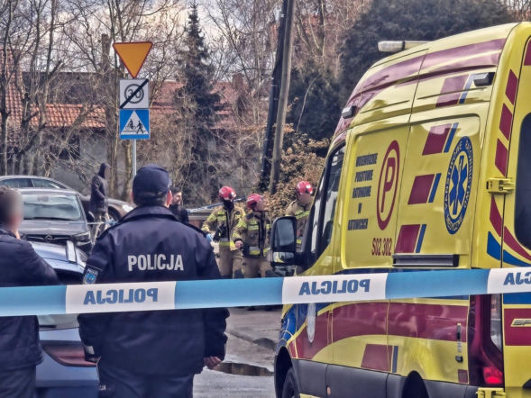 Tragiczny poranek w Tychach. Przy ogrodzeniu szkoły znaleziono ciało 33-letniego mężczyzny