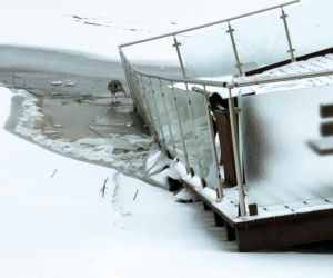 Promenada w Trzebieży zniszczona przez lód