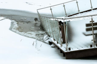 Promenada w Trzebieży zniszczona przez lód