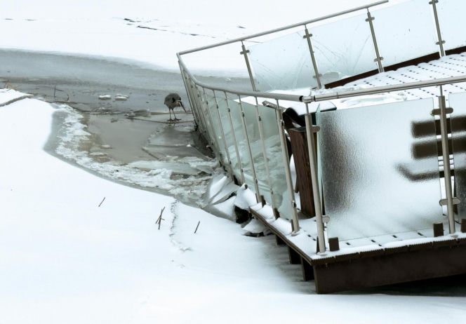 Promenada w Trzebieży zniszczona przez lód