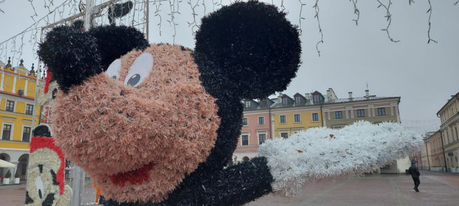 Bajkowa instalacja przed zamojski ratuszem