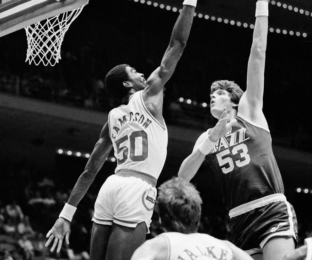 Mark Eaton (nr 53) w meczu Utah Jazz z Houston (listopad 1983)